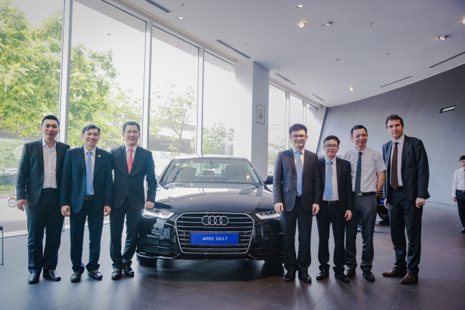 Đại diện Audi - APEC - Bảo Việt bên xe Audi phục v