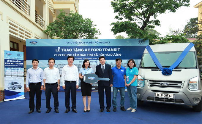 Ông Nguyễn Ngọc Khương trao tặng xe Transit cho TT
