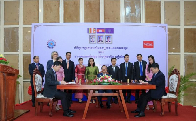 Chủ tịch Công ty Viễn thông Cambodia _trái Nguyễn 