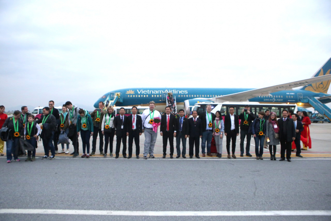 Vietnam Airlines đón khách đầu tiên 1