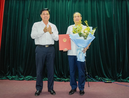 Thứ trưởng Nguyễn Ngọc Đông trao Quyết định nghỉ hưu cho PGS. TS. Nguyễn Xuân Khang