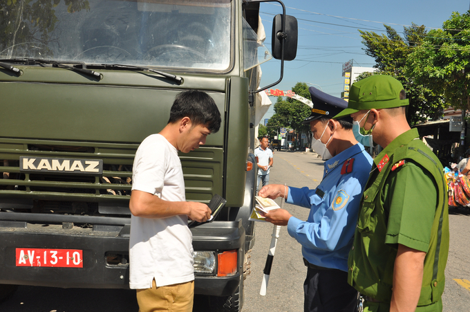 Lực lượng liên ngành Quảng Nam kiểm tra xe ben BKS AV-1310 chở cát có dấu hiệu vi phạm trên tuyến QL14H qua huyện Duy Xuyên.