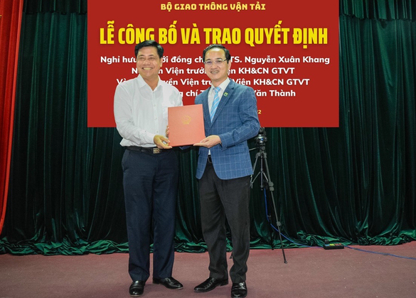 Thứ trưởng Bộ GTVT Nguyễn Ngọc Đông trao Quyết định bổ nhiệm TS. Nguyễn Văn Thành làm Quyền Viện trưởng Viện KH&CN GTVT