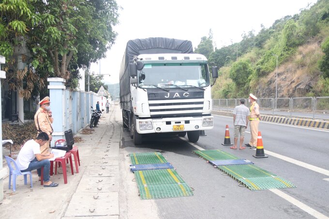 CSGT kiểm tra tải trọng các xe tải khi qua địa phận TP Đà Nẵng. Ảnh: T.T
