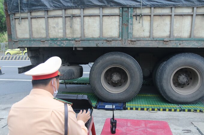 Sau nhiều giờ ra quân, CSGT TP Đà Nẵng phát hiện, xử lý nhiều trường hợp chở hàng quá chiều cao, cơi nới kích thước thành thùng. 