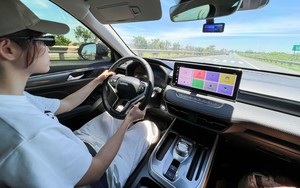 Dùng ô khi đi xe máy đâm vào ô tô, mức phạt nào thích đáng?- Ảnh 1.