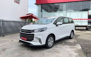 Ô tô điện lội nước quá bánh xe, nguy cơ tiềm ẩn khó lường - Ảnh 3.