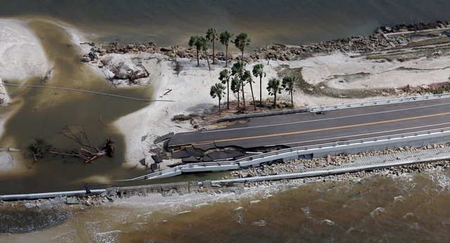 Các hãng vận tải ở Florida, Mỹ bắt đầu hồi phục sau bão Ian - Ảnh 1.