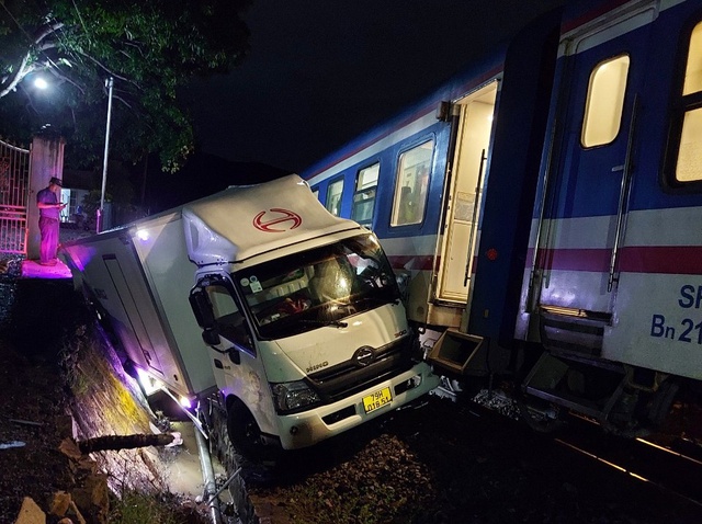Khánh Hòa: Ô tô kẹt trên đường ray, tài xế may mắn thoát nạn - Ảnh 1.