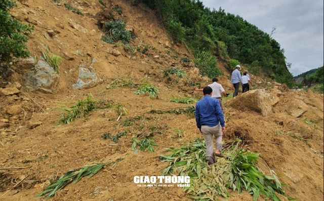 Nhiều tuyến đường ở Quảng Nam vẫn bị chia cắt vì ngập nước, sạt lở - Ảnh 1.