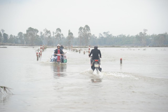 Nhiều tuyến đường ở Quảng Nam vẫn bị chia cắt vì ngập nước, sạt lở - Ảnh 2.