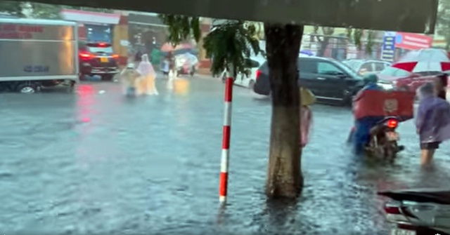 Đà Nẵng: Mưa như trút, nhiều tuyến phố Đà Nẵng ngập sâu - Ảnh 7.