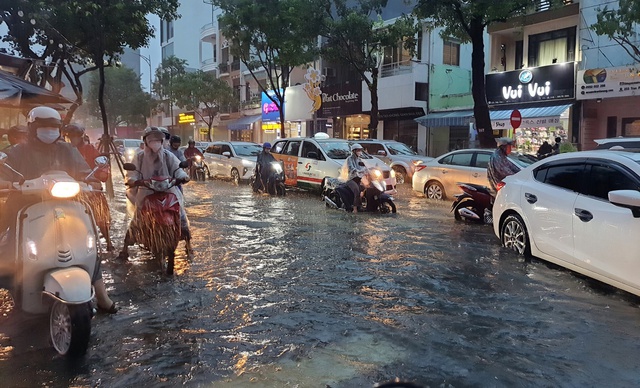 Đà Nẵng: Mưa như trút, nhiều tuyến phố Đà Nẵng ngập sâu - Ảnh 1.