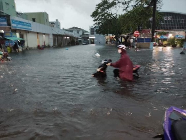 Đà Nẵng: Mưa như trút, nhiều tuyến phố Đà Nẵng ngập sâu - Ảnh 4.