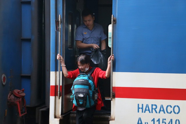 Video: Hành khách đường sắt phấn khởi được hỗ trợ trung chuyển miễn phí  - Ảnh 7.