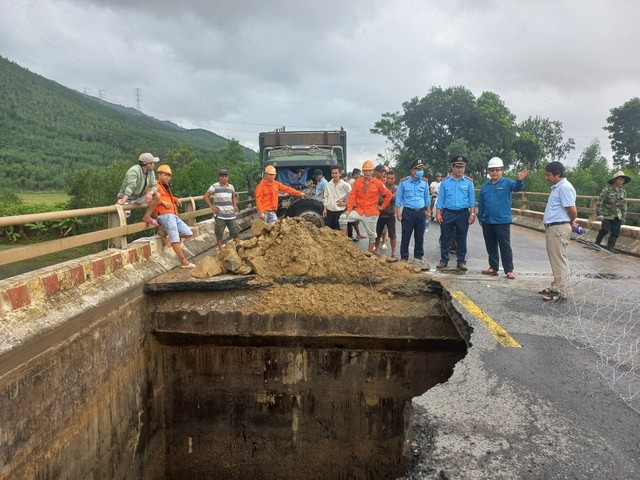 Nhiều kết cấu hạng tầng giao thông Quảng Nam thiệt hại nặng sau bão số 5 - Ảnh 1.