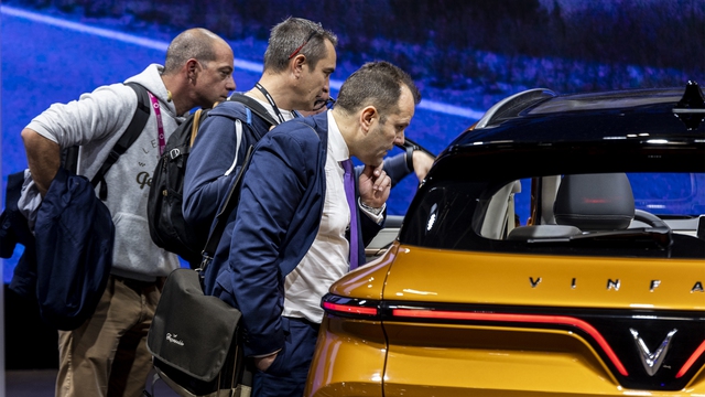 Khách thăm quan Paris Motor Show 2022 tìm hiểu các mẫu xe ô tô điện VinFast.