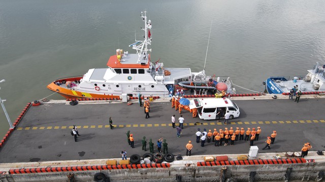 Hành trình đặc biệt đưa thi thể 13 thuyền viên tàu WU ZHOU 8 về bờ   - Ảnh 3.