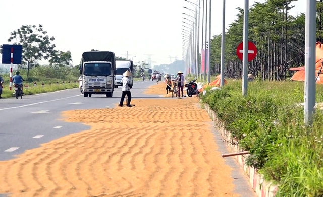 Chủ tịch Bắc Ninh chỉ đạo xử lý nghiêm việc chiếm dụng lòng hè đường  - Ảnh 1.