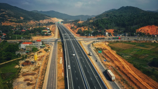 Cuối tháng 10/2022, cắm cọc GPMB cao tốc Châu Đốc - Cần Thơ - Sóc Trăng - Ảnh 1.