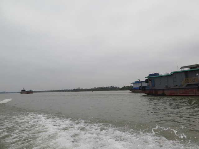 Tàu chở 25 vạn gạch bị đắm trên sông Mạo Khê, hạn chế giao thông thủy để trục vớt - Ảnh 1.