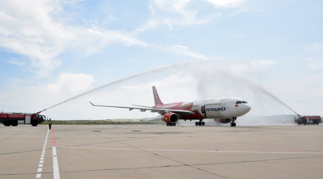 Đón chuyến bay thẳng đầu tiên từ Kazakhstan đến Nha Trang - Ảnh 2.