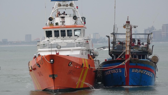 Hành trình khẩn cấp cứu 13 thuyền viên đang hoảng loạn, kiệt sức

 - Ảnh 1.
