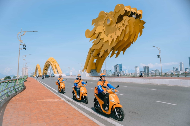 Dịch vụ giao hàng “xanh” AhaFast nổi bật trên đường phố Đà Nẵng - Ảnh 1.