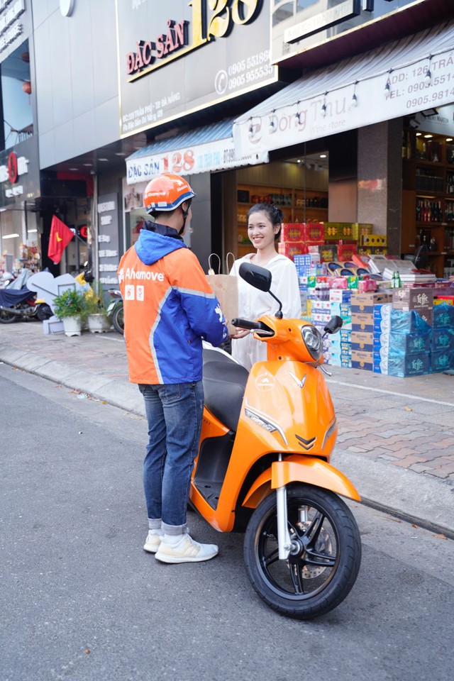 Dịch vụ giao hàng “xanh” AhaFast nổi bật trên đường phố Đà Nẵng - Ảnh 2.