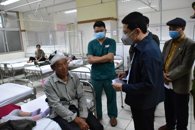 Lãnh đạo tỉnh Thừa Thiên Huế thăm hỏi người bị thương do vụ tai nạn tại 2 người tử vong - Ảnh 1.
