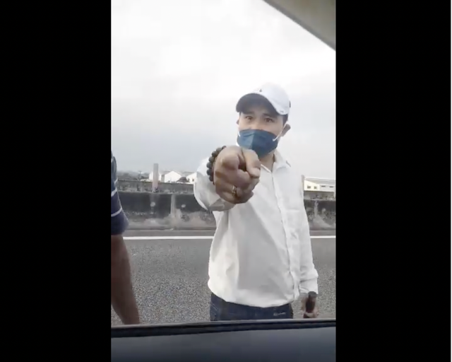 CSGT xử phạt tài xế cầm kiếm đe doạ trên cao tốc TP.HCM - Trung Lương - Ảnh 1.