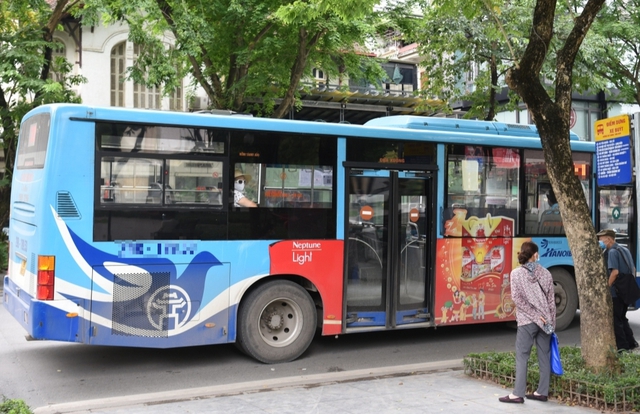 Sở GTVT Hà Nội đề nghị ưu tiên cung ứng đủ xăng dầu cho xe buýt hoạt động - Ảnh 1.