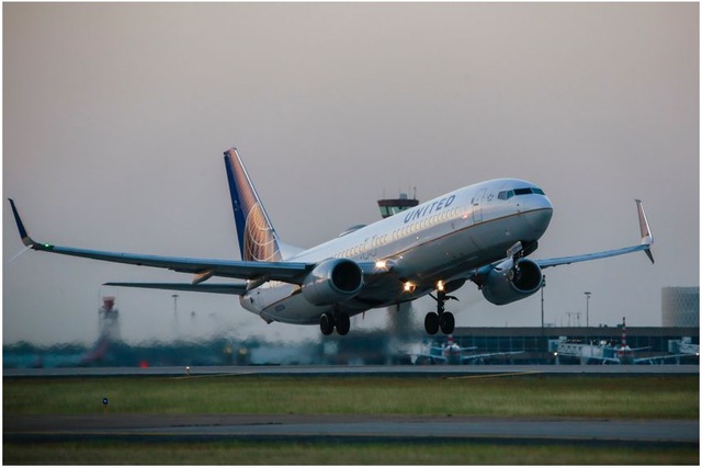 United Airlines tăng 5% lương cho phi công - Ảnh 1.