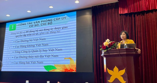 Bà Lê Thị Thuý Hiền - Chánh Văn phòng Đảng ủy Bộ GTVT hướng dẫn một số nội dung trọng tâm về nghiệp vụ công tác xây dựng đảng