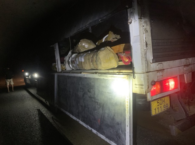 CSGT bắt giữ xe tải chở nhiều loại gỗ quý hiếm lúc rạng sáng - Ảnh 2.