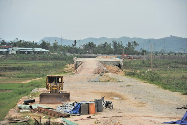 Thiếu đất đắp, nhiều nhà thầu ở Quảng Nam 'Đứng ngồi không yên' - Ảnh 1.