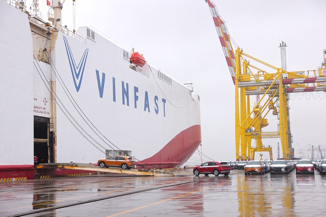 Những chiếc xe điện VInFast VF 8 đầu tên lên tàu để xuất cảng sang Mỹ.