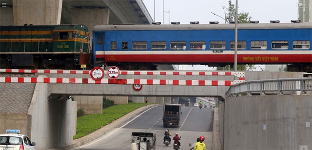 Sắp xây dựng 3 cầu vượt đường sắt quốc gia tuyến Hà Nội – TP.HCM - Ảnh 1.