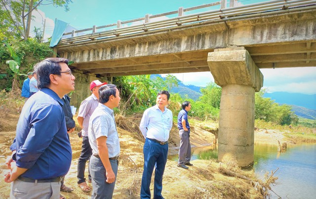 Cầu bất ngờ sụt lún ở Quảng Nam: Làm đường tạm qua sông chờ xây cầu mới - Ảnh 1.