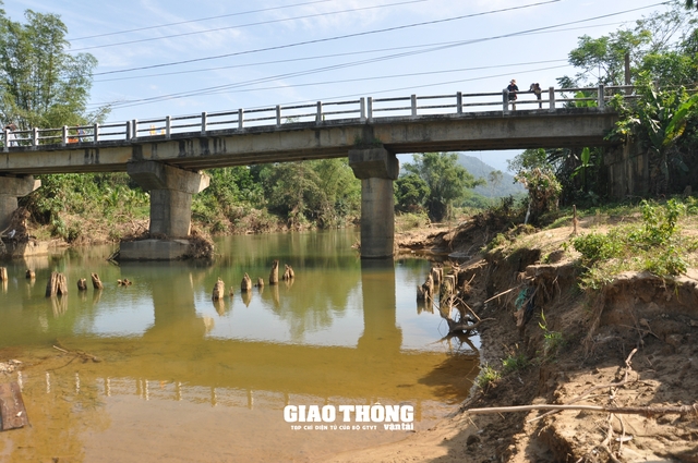 Cầu bất ngờ sụt lún ở Quảng Nam: Làm đường tạm qua sông chờ xây cầu mới - Ảnh 3.