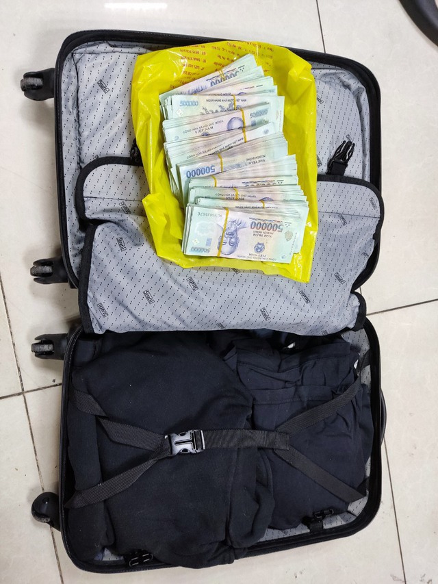 Phát hiện số tiền &quot;khủng&quot; trong chiếc vali bỏ quên ở sân bay Nội Bài

 - Ảnh 2.