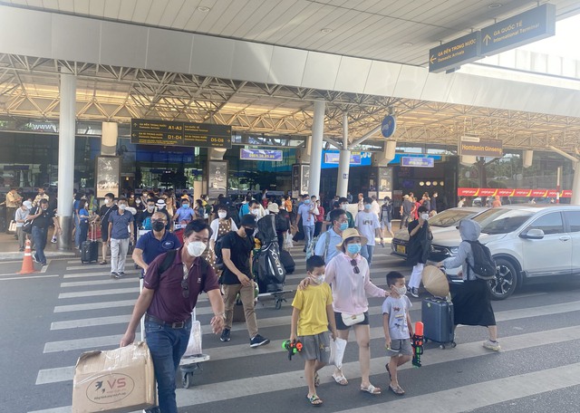 Sân bay Tân Sơn Nhất &quot;gồng mình&quot; đón 130.000 hành khách cao điểm Tết Nguyên đán - Ảnh 1.