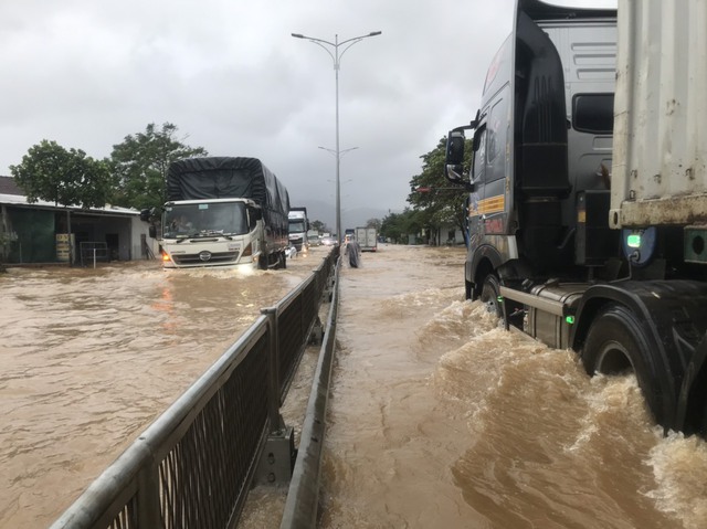 Mưa lớn, QL1 qua tỉnh Thừa Thiên Huế ngập sâu gần nửa mét - Ảnh 1.