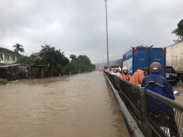 Mưa lớn, QL1 qua tỉnh Thừa Thiên Huế ngập sâu gần nửa mét - Ảnh 4.