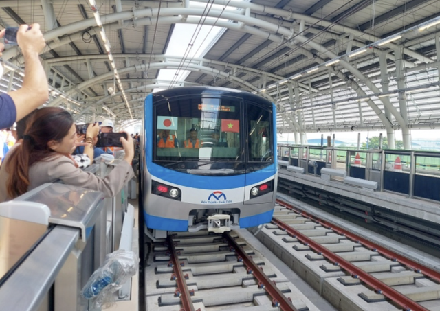 TP.HCM: Hào hứng trải nghiệm tàu metro chính thức lăn bánh đoạn trên cao - Ảnh 1.