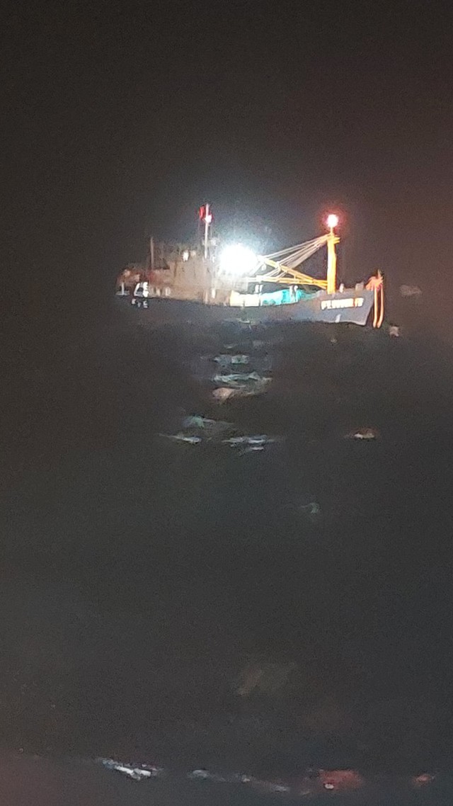 Hành trình xuyên đêm, vượt sóng lớn cứu 6 ngư dân trên tàu cá trôi dạt   - Ảnh 2.