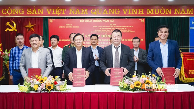 6 doanh nghiệp ký hợp đồng thi công 2 gói thầu cao tốc Vạn Ninh - Cam Lộ - Ảnh 2.
