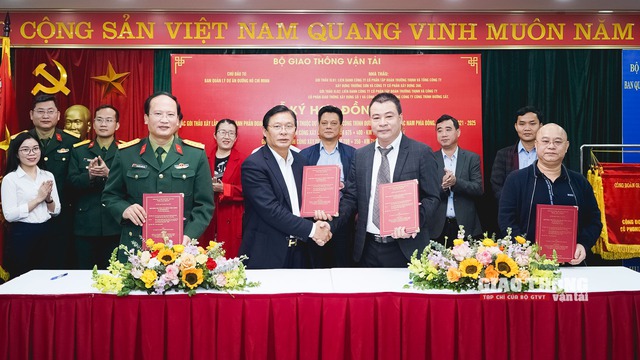 6 doanh nghiệp ký hợp đồng thi công 2 gói thầu cao tốc Vạn Ninh - Cam Lộ - Ảnh 1.