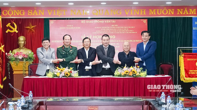 6 doanh nghiệp ký hợp đồng thi công 2 gói thầu cao tốc Vạn Ninh - Cam Lộ - Ảnh 5.