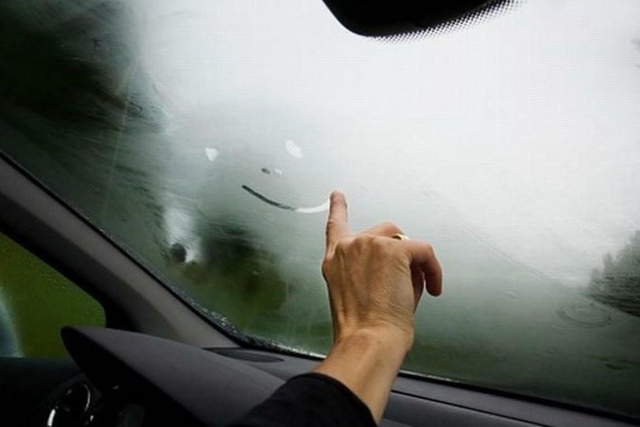 Hiện tượng kính xe bị mờ khi di chuyển trong thời tiết mùa đông luôn gây khó chịu cho người cầm lái.